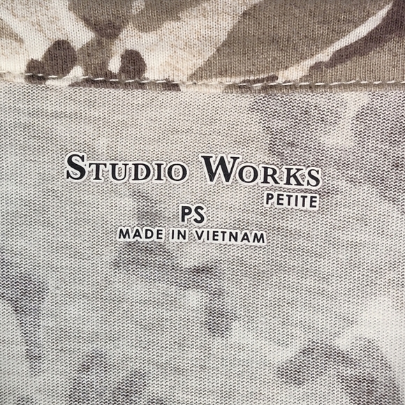 ✨3/$15✨ Studio Works Women's Floral Top Petite Small - Picture 6 of 9